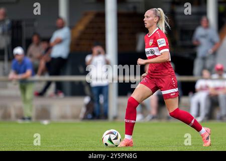 St. Leon Rot, Deutschland. September 2024. Meike Meßmer (Messmer, VfB, 29), am Ball, Freisteller, Ganzkörper, Einzelbild, Einzelfoto, Aktion, Aktion, 22.09.2024, St. Leon-Rot (Deutschland), Fussball, Regionalliga Süd, TSG 1899 Hoffenheim U20 - VfB Stuttgart, 22.09.2024, St. Leon-Rot (Deutschland), Fussball, Regionalliga Süd, TSG 1899 HOFFENHEIM U20 - VFB STUTTGART, DFB/DFL-VORSCHRIFTEN VERBIETEN DIE VERWENDUNG VON FOTOGRAFIEN ALS BILDSEQUENZEN UND/ODER QUASI-VIDEO. Quelle: dpa/Alamy Live News Stockfoto