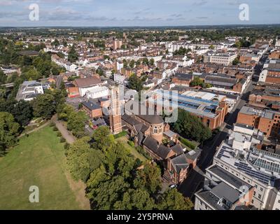 Aus der Vogelperspektive auf St Peters R C Church, Pump Room Gardens, Royal Leamington Spa, Warwickshire, Großbritannien. Stockfoto