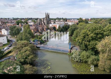 Luftaufnahme der Mill Bridge über den Fluss Leam und Jephson Gardens, Royal Leamington Spa, Warwickshire, Großbritannien. Stockfoto