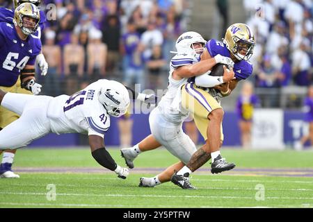 21. September 2024: Washington Huskies Quarterback Demond Williams Jr. (2) versucht, während des NCAA Football-Spiels zwischen den Northwestern Wildcats und Washington Huskies in Seattle, WA, zusätzliche Yards zu sammeln. Washington besiegte Northwestern mit 24:5. Steve Faber/CSM Stockfoto