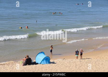 Die Atlantikküste am Lacanau-Ocean im Medoc in Gironde im Südwesten Frankreichs. Lacanau-Océan, Médoc, Gironde, Nouvelle Aquitaine, Fran Stockfoto