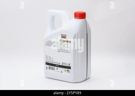 ISTANBUL, TÜRKEI - 22. SEPTEMBER 2024: Castrol GTX synthetischer Motorölbehälter und Markenlogo. Stockfoto
