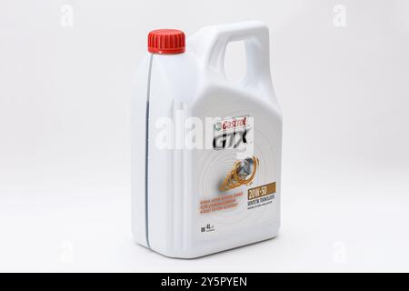 ISTANBUL, TÜRKEI - 22. SEPTEMBER 2024: Castrol GTX synthetischer Motorölbehälter und Markenlogo. Stockfoto