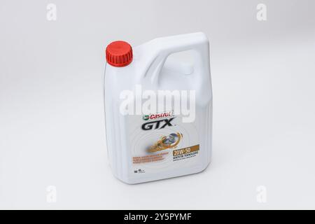 ISTANBUL, TÜRKEI - 22. SEPTEMBER 2024: Castrol GTX synthetischer Motorölbehälter und Markenlogo. Stockfoto