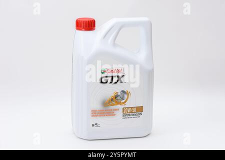 ISTANBUL, TÜRKEI - 22. SEPTEMBER 2024: Castrol GTX synthetischer Motorölbehälter und Markenlogo. Stockfoto