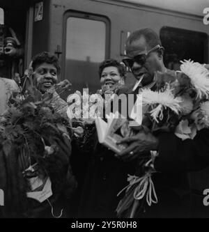 Die amerikanische Jazz-Legende Louis Armstrong kommt 1955 in Oslo zu Konzerten Stockfoto