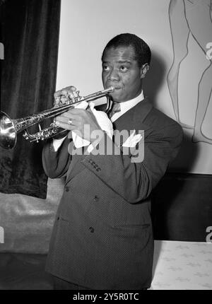 Jazzlegende Louis Armstrong spielt Trompete, zwischen den 1940er Jahren (Foto von William P. Gottlieb) Stockfoto