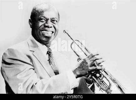 Jazz-Legende Louis Armstrong mit seiner Trompete, Schwarz-weiß-Werbefoto Stockfoto