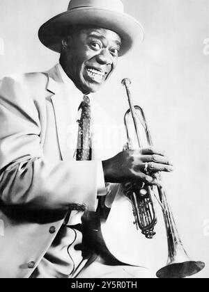 Jazzlegende Louis Armstrong mit Trompete, Porträt, Werbefoto 1957 - alter gerasterter Druck (restauriert) Stockfoto