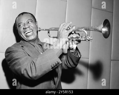 Louis Armstrong mit Trompete, in Amsterdam (1955) Stockfoto