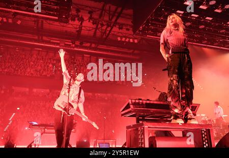 Hamburg, Deutschland. September 2024. Mike Shinoda (l) und Emily Armstrong von der US-Band Linkin Park bei einem Konzert in der Barclays Arena. Quelle: Christian Charisius/dpa/Alamy Live News Stockfoto