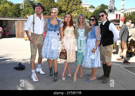 Steve es, Verena Kerth, Georgina Fleur, Ornella Katharina Hermann, Claudia Obert und Max Suhr bei der Eroeffnung vom Oktoberfest am 21.09.2024 in Muen Stockfoto