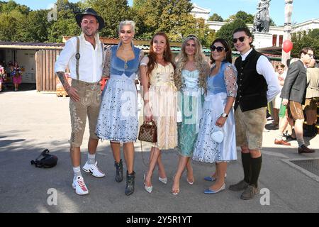 Steve es, Verena Kerth, Georgina Fleur, Ornella Katharina Hermann, Claudia Obert und Max Suhr bei der Eroeffnung vom Oktoberfest am 21.09.2024 in Muen Stockfoto