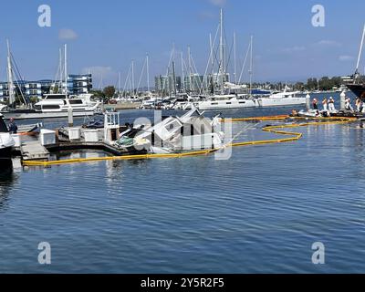 Das Unified Command koordiniert weiterhin die Rückgewinnung von Dieselkraftstoff und meldet keine aktive Schwächung, nachdem eine 105-Fuß-Yacht am 20. September 2024 in Marina del Rey, Kalifornien, in Brand geriet. Außerdem wird in diesem Bereich eine Luftüberwachung durchgeführt. Derzeit liegen keine Berichte über eine Bedrohung der öffentlichen Gesundheit vor. (Foto: CDFW-OSPR) Stockfoto