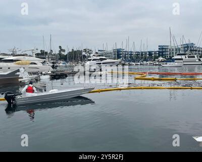 Das Unified Command koordiniert weiterhin die Rückgewinnung von Dieselkraftstoff und meldet keine aktive Schwächung, nachdem eine 105-Fuß-Yacht am 20. September 2024 in Marina del Rey, Kalifornien, in Brand geriet. Das Unified Command besteht aus Mitgliedern der Küstenwache, des California Department of Fish and Wildlife Office of Spill Prevention and Response (CDFW-OSPR) und der verantwortlichen Partei. (Foto: CDFW-OSPR) Stockfoto