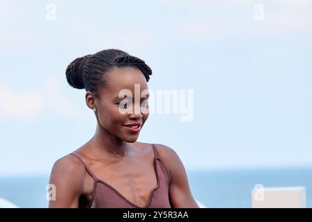 San Sebastian, Spanien. September 2024. Lupita Nyong'o und Alvaro Norte nehmen am 20. September 2024 am Fotoaufruf des Films „der wilde Roboter“ während des 72. San Sebastian International Film Festivals in San Sebastian, Spanien, Teil. (Foto: COOLMedia/NurPhoto) Credit: NurPhoto SRL/Alamy Live News Stockfoto