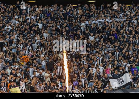 Fortaleza, Brasilien. September 2024. CE - FORTALEZA - 09/22/2024 - BRASILIANISCHE B 2024, CEARA x VILA NOVA-GO - Fans während des Spiels zwischen Ceara und Vila Nova-GO im Stadion Arena Castelao für die brasilianische B 2024 Meisterschaft. Foto: Baggio Rodrigues/AGIF (Foto: Baggio Rodrigues/AGIF/SIPA USA) Credit: SIPA USA/Alamy Live News Stockfoto