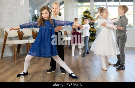 Tween Junge und Mädchen spielen Walzer während der Weihnachtsfeier in der Schule Stockfoto