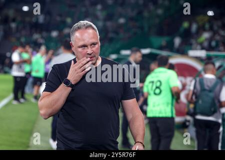 Portugal. September 2024. Vitor Carvalho Chef der AVS Futebol während des Liga Portugal Betclic Spiels zwischen Sporting CP und AVS Futebol im Estadio Jose de Alvalade am 22. September 2024 in Lissabon, Portugal. Liga Portugal Betclic - Sporting CP vs AVS Futebol (Valter Gouveia/SPP) Credit: SPP Sport Pressefoto. /Alamy Live News Stockfoto