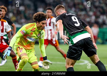 Portugal. September 2024. Viktor Gyokeres, Vorläufer des Sporting CP mit Guillermo Ochoa Torhüter der AVS während des Liga Portugal Betclic Spiels zwischen Sporting CP und AVS Futebol im Estadio Jose de Alvalade am 22. September 2024 in Lissabon, Portugal. Liga Portugal Betclic - Sporting CP vs AVS Futebol (Valter Gouveia/SPP) Credit: SPP Sport Pressefoto. /Alamy Live News Stockfoto