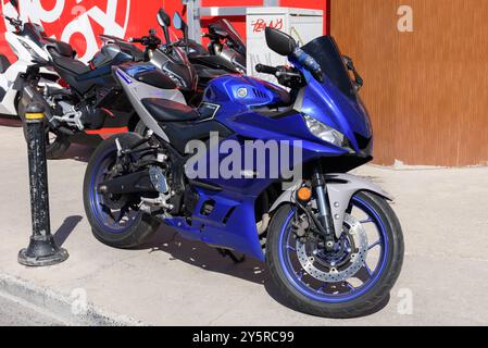 ISTANBUL, TÜRKEI - 22. SEPTEMBER 2024: Yamaha YZF R 25 auf der Kadikoy Straße. Stockfoto