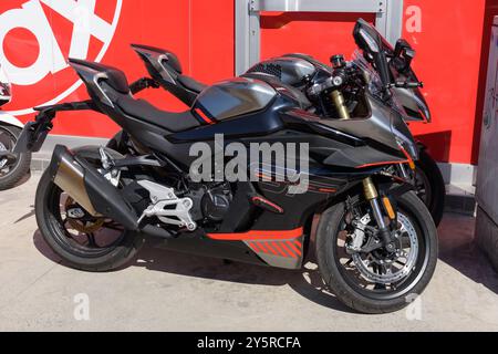 ISTANBUL, TÜRKEI - 22. SEPTEMBER 2024: CFMOTO 450SR auf der Kadikoy-Straße. Stockfoto