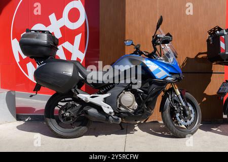 ISTANBUL, TÜRKEI - 22. SEPTEMBER 2024: CFMOTO 650MT auf der Kadikoy-Straße. Stockfoto