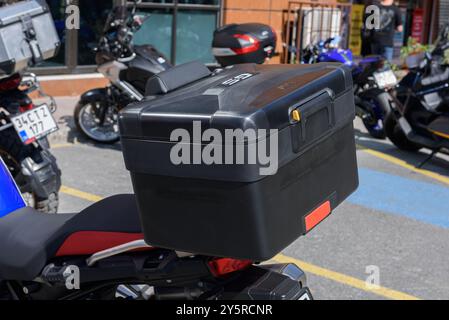 ISTANBUL, TÜRKEI - 22. SEPTEMBER 2024: BMW GS Metall Motorradgepäck. Stockfoto