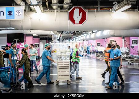 Haifa, Israel. September 2024. Die Mitarbeiter des Krankenhauses transportieren Geräte in der Tiefgarage des Rambam Krankenhauses. Das Krankenhaus verlegte seine Stationen und Patienten in den Untergrund, nachdem die Hisbollah am frühen Sonntag mehr als 100 Raketen in einem größeren und tieferen Gebiet von Nordisrael abgefeuert hatte, wobei einige in der Nähe der Stadt Haifa landeten und Israel Hunderte von Angriffen auf den Libanon startete. Die Seiten schienen nach Monaten eskalierender Spannungen in Richtung eines totalen Krieges zu geraten. (Credit Image: © Eyal Warshavsky/SOPA Images via ZUMA Press Wire) NUR REDAKTIONELLE VERWENDUNG! Nicht für kommerzielle ZWECKE! Stockfoto