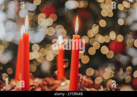 Advent. Weihnachtskranz mit vier roten Kerzen. Adventskranz auf weihnachtlichem schönen Baum Hintergrund. Weihnachtstraditionen Stockfoto