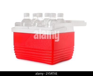 Viele Flaschen Wasser in Kühlbox isoliert auf weiß. Kühlschrank für unterwegs Stockfoto