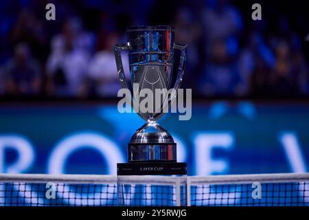 Berlin, Deutschland. September 2024. BERLIN, DEUTSCHLAND - 22. SEPTEMBER: Laver Cup Trophy während des Mannes Einzelspiel am dritten Tag des Laver Cup in der Uber Arena am 22. September 2024 in Berlin. (Foto von Francisco Macia/Photo Players Images/Magara Press) Credit: Magara Press SL/Alamy Live News Stockfoto