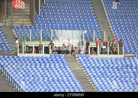 Stadio Olimpico, Rom, Italien. September 2024. Fußball der Serie A; Roma gegen Udinesen; Roma-Fans bewachen die Eingänge zu den leeren Ständen Credit: Action Plus Sports/Alamy Live News Stockfoto