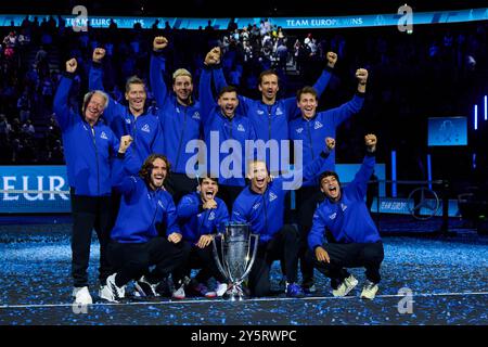 Berlin, Deutschland. September 2024. BERLIN, DEUTSCHLAND - 22. SEPTEMBER: Carlos Alcaraz, Grigor Dimitrov, Daniil Medwedev, Casper Ruud, Stefanos Tsitsipas, Alexander Zverev, Flavio Cobolli, Jan-Lennard Struff vom Team Europe, Bjorn Borg, Kapitän des Team Europe und Thomas Enqvist, Vize-Kapitän des Team Europe, feiern mit der Trophäe des Laver Cup, nachdem Team Europe am 22. September 2024 in der Uber Arena den Laver Cup gewonnen hat. (Foto von Francisco Macia/Photo Players Images/Magara Press) Credit: Magara Press SL/Alamy Live News Stockfoto