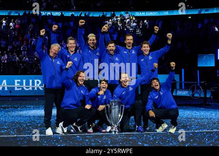 Berlin, Deutschland. September 2024. BERLIN, DEUTSCHLAND - 22. SEPTEMBER: Carlos Alcaraz, Grigor Dimitrov, Daniil Medwedev, Casper Ruud, Stefanos Tsitsipas, Alexander Zverev, Flavio Cobolli, Jan-Lennard Struff vom Team Europe, Bjorn Borg, Kapitän des Team Europe und Thomas Enqvist, Vize-Kapitän des Team Europe, feiern mit der Trophäe des Laver Cup, nachdem Team Europe am 22. September 2024 in der Uber Arena den Laver Cup gewonnen hat. (Foto von Francisco Macia/Photo Players Images/Magara Press) Credit: Magara Press SL/Alamy Live News Stockfoto