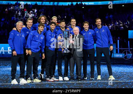 Berlin, Deutschland. September 2024. BERLIN, DEUTSCHLAND - 22. SEPTEMBER: Carlos Alcaraz, Grigor Dimitrov, Daniil Medwedev, Casper Ruud, Stefanos Tsitsipas, Alexander Zverev, Flavio Cobolli, Jan-Lennard Struff vom Team Europe, Bjorn Borg, Kapitän des Team Europe und Thomas Enqvist, Vize-Kapitän des Team Europe, feiern mit der Trophäe des Laver Cup, nachdem Team Europe am 22. September 2024 in der Uber Arena den Laver Cup gewonnen hat. (Foto von Francisco Macia/Photo Players Images/Magara Press) Credit: Magara Press SL/Alamy Live News Stockfoto