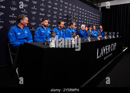 Berlin, Deutschland. September 2024. BERLIN, DEUTSCHLAND - 22. SEPTEMBER: Carlos Alcaraz, Grigor Dimitrov, Daniil Medwedev, Casper Ruud, Stefanos Tsitsipas, Alexander Zverev, Flavio Cobolli, Jan-Lennard Struff vom Team Europe, Bjorn Borg, Kapitän des Team Europe und Thomas Enqvist, Vize-Kapitän des Team Europe, stellen sich den Medien zu, nachdem Team Europe am 22. September 2024 den Laver Cup am dritten Tag des Laver Cups in der Uber Arena in Berlin gewonnen hat. (Foto von Francisco Macia/Photo Players Images/Magara Press) Credit: Magara Press SL/Alamy Live News Stockfoto