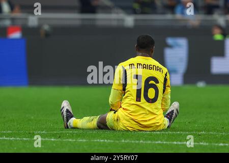 Mike Maignan vom AC Milan reagiert 2024/25 beim Fußballspiel der Serie A zwischen dem FC Internazionale und dem AC Milan im Giuseppe Meazza Stadion Stockfoto