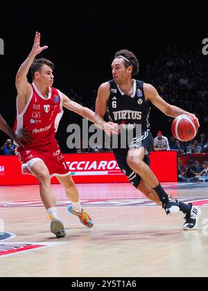 Alessandro Pajola (Virtus Segafredo Bologna) &amp; Nenad Dimitrijvevic (EA7 Emporio Armani Olimpia Milano) im Finale - EA7 Emporio Armani vs Virtus Segafredo Bologna, italienisches Basketball-Supercup-Spiel in Bologna, Italien, 22. September 2024 Stockfoto