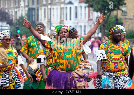 Künstler, darunter Tänzer, Trommler und Kostüme, nehmen am ersten Hackney Carnival seit fünf Jahren Teil. Stockfoto