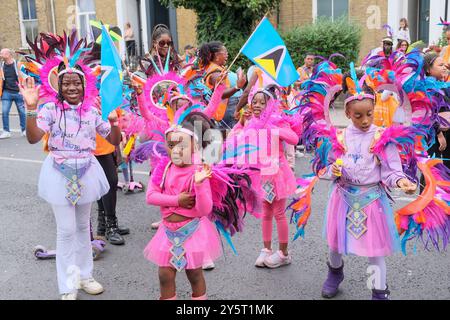 Künstler, darunter Tänzer, Trommler und Kostüme, nehmen am ersten Hackney Carnival seit fünf Jahren Teil. Stockfoto