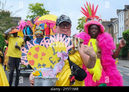 Künstler, darunter Tänzer, Trommler und Kostüme, nehmen am ersten Hackney Carnival seit fünf Jahren Teil. Stockfoto