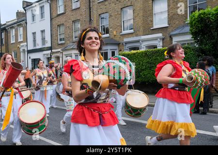 Künstler, darunter Tänzer, Trommler und Kostüme, nehmen am ersten Hackney Carnival seit fünf Jahren Teil. Stockfoto