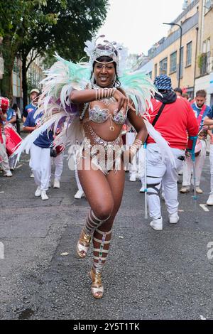 Eine Samba-Tänzerin nimmt an der Hackney-Karnevalsparade Teil, der ersten Veranstaltung seit fünf Jahren nach Budgetbeschränkungen und der Pandemie-Zwangsabsage. Stockfoto