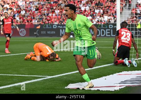 Leverkusen, Deutschland. September 2024. Tiago Tomas vom VfL Wolfsburg feiert das Tor beim ersten Bundesliga-Spiel zwischen Bayer 04 Leverkusen und VfL Wolfsburg in Leverkusen, Deutschland, 22. September 2024. Quelle: Ulrich Hufnagel/Xinhua/Alamy Live News Stockfoto