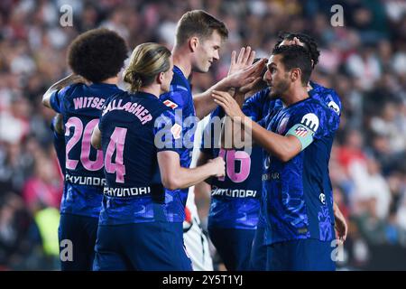 Madrid, Spanien. September 2024. Conor Gallagher (2. L) von Atletico Madrid feiert am 22. September 2024 in Madrid, Spanien, das Torspiel der spanischen Liga (La Liga) zwischen Atletico Madrid und Rayo Vallecano. Gustavo Valiente/Xinhua/Alamy Live News Stockfoto