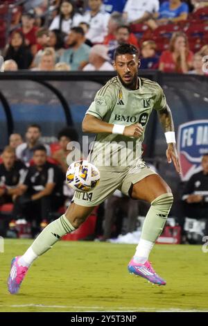 Frisco, Usa. September 2024. Denis Bouanga #99 aus Los Angeles treibt den Ball während des regulären Saisonspiels der MLS zwischen dem FC Dallas und Los Angeles FC im Toyota Stadium nach vorne. Dallas FC besiegt LAFC mit 3:1. Am 21. September 2024 in Frisco, Texas. (Foto: Javier Vicencio/Eyepix Group) Credit: Eyepix Group/Alamy Live News Stockfoto