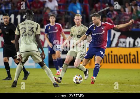 Frisco, Usa. September 2024. Asier Illarramendi #14 des FC Dallas treibt den Ball während des regulären Saisonspiels zwischen FC Dallas und Los Angeles FC im Toyota Stadium nach vorne. Dallas FC besiegt LAFC mit 3:1. Am 21. September 2024 in Frisco, Texas. (Foto: Javier Vicencio/Eyepix Group) Credit: Eyepix Group/Alamy Live News Stockfoto