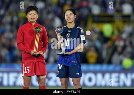 Bogota, Kolumbien. September 2024. IL-Son Choe aus Nordkorea posiert mit dem Adidas Golden Ball Award und Manaka Matsukubo aus Japan posiert mit dem Adidas Silver Ball Award nach dem Finale der FIFA U-20 Frauen-Weltmeisterschaft Kolumbien 2024 zwischen Nordkorea und Japan am 22. September 2024 im El Campin Stadium in Bogota. Foto: Julian Medina/DiaEsportivo/Alamy Live News Credit: DiaEsportivo/Alamy Live News Stockfoto