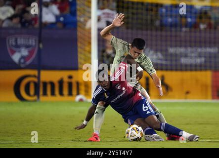 Frisco, Texas, USA. September 2024. Patrickson Delgado #6 des FC Dallas rutscht während des regulären Saisonspiels der MLS zwischen dem FC Dallas und Los Angeles FC im Toyota Stadium für den Ball. Dallas FC besiegt LAFC mit 3:1. (Kreditbild: © Javier Vicencio/eyepix via ZUMA Press Wire) NUR REDAKTIONELLE VERWENDUNG! Nicht für kommerzielle ZWECKE! Stockfoto